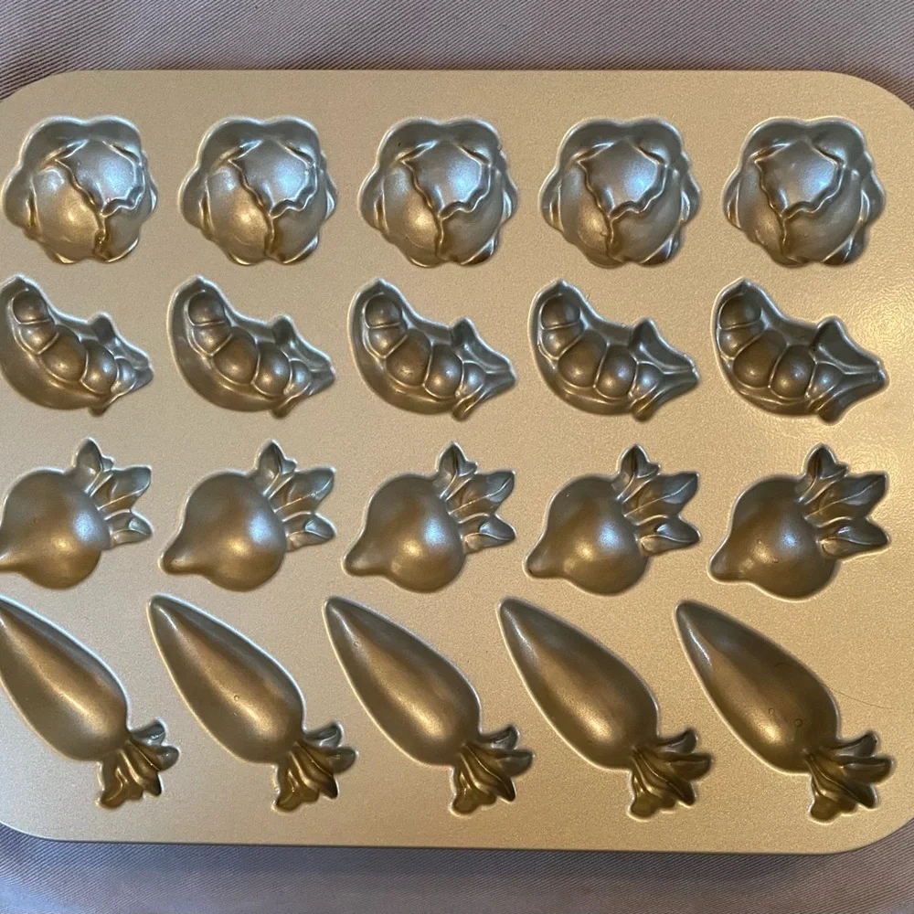 Williams Sonoma Garden Patch Cakelet Pan